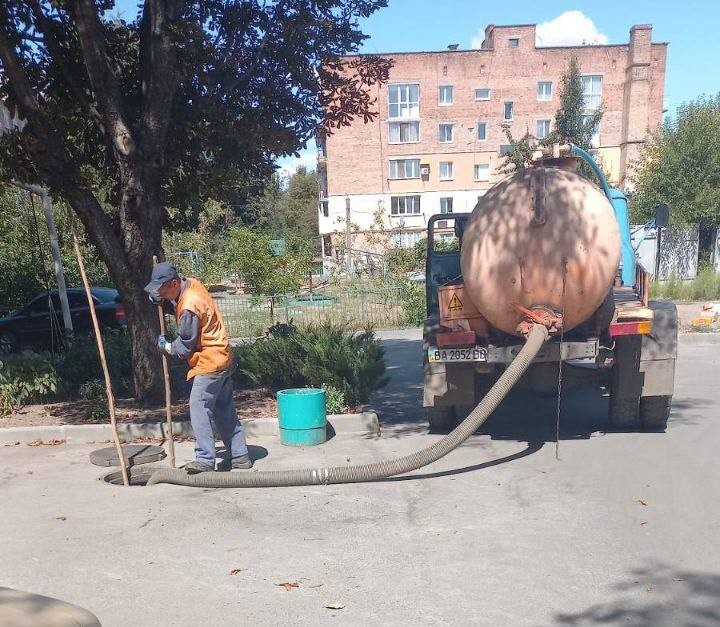 На фото - працює Знамʼянський водоканал.