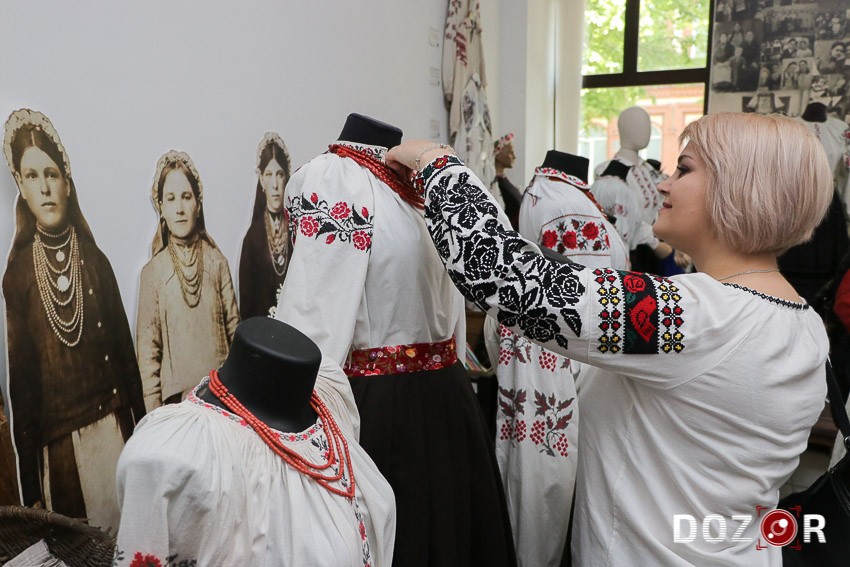 В етнолабораторії «Баба Єлька» презентували традиційні сорочки Кропивниччини (ФОТО)