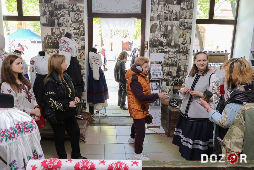 В етнолабораторії «Баба Єлька» презентували традиційні сорочки Кропивниччини (ФОТО)