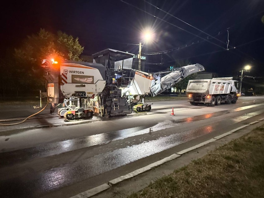 На вулиці Соборній у Кропивницькому вночі почала працювати дорожня техніка