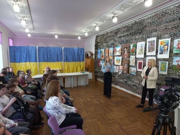 На Кіровоградщині презентували виставку юних художників із Донеччини (ФОТОФАКТ)