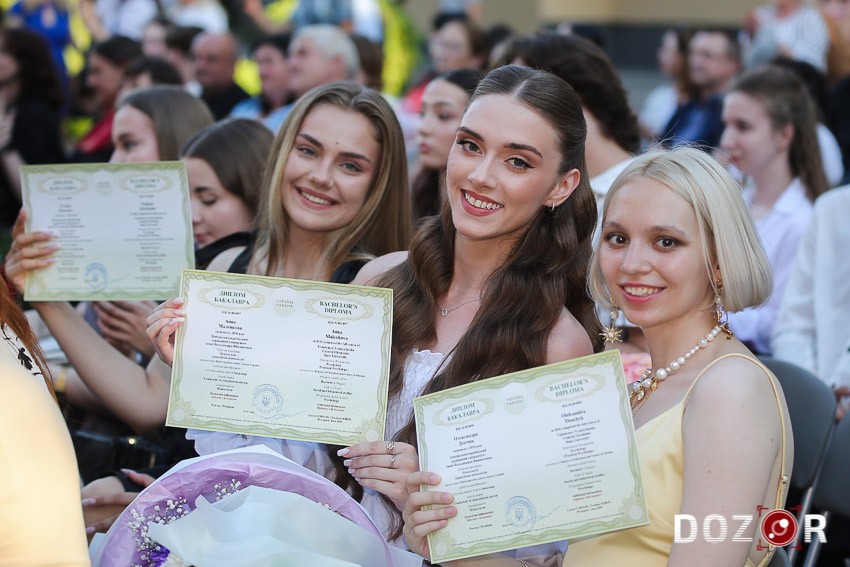У Кропивницькому дипломи з відзнакою вручили 49 випускникам (ФОТО)