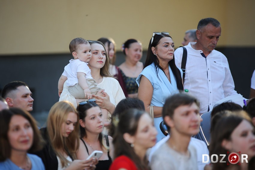 У Кропивницькому дипломи з відзнакою вручили 49 випускникам (ФОТО)