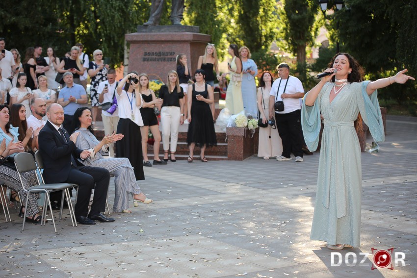У Кропивницькому дипломи з відзнакою вручили 49 випускникам (ФОТО)