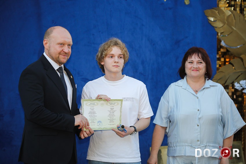 У Кропивницькому дипломи з відзнакою вручили 49 випускникам (ФОТО)