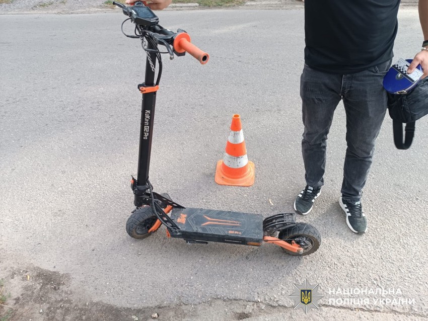 Автомобіль збив двох підлітків на самокаті у Знам’янці: потерпілих госпіталізували (ФОТО)