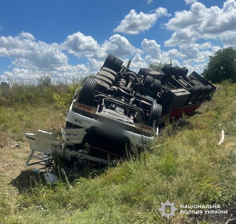 ДТП на Кіровоградщині: постраждав водій вантажівки (ФОТО)