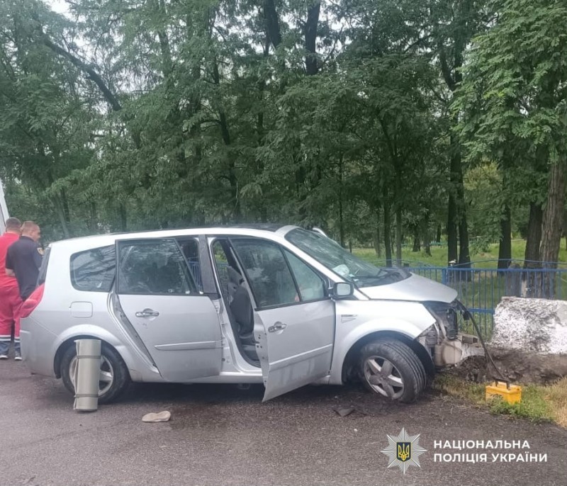 У Кропивницькому легковик в'їхав в бетонну перешкоду: травми отримали жінка з дитиною