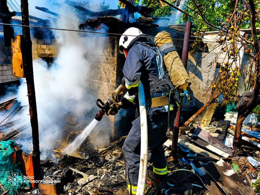 На Кіровоградщині горів гараж та легковик