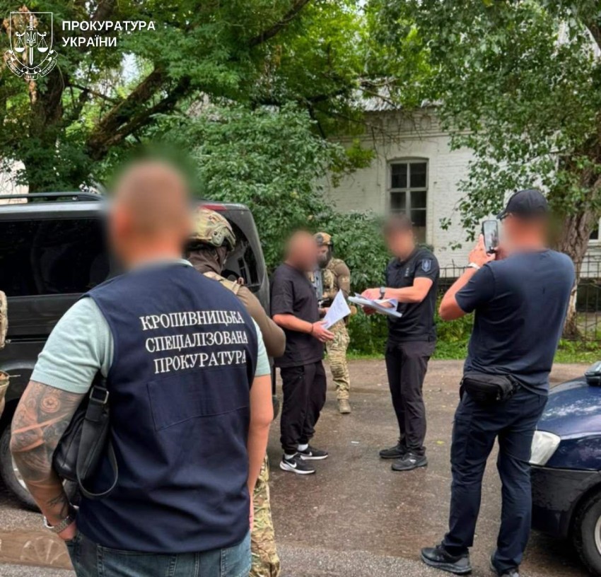 Побили побратимів і замкнули в господарській будівлі: на Кіровоградщині двох військовослужбовців підозрюють у катуванні