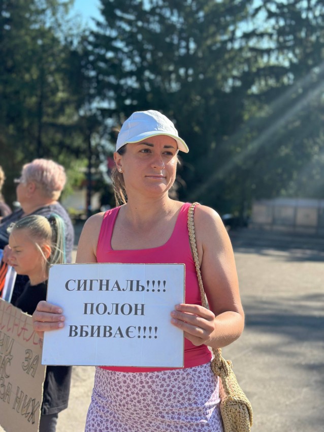 «Ми чекаємо. Ми не мовчимо»: у Помічній вийшли на акцію на підтримку полонених і зниклих безвісти захисників (ФОТО)