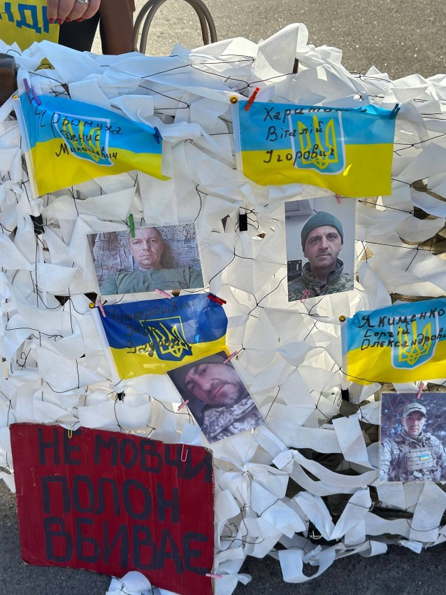 «Ми чекаємо. Ми не мовчимо»: у Помічній вийшли на акцію на підтримку полонених і зниклих безвісти захисників (ФОТО)
