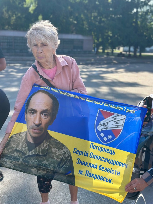 «Ми чекаємо. Ми не мовчимо»: у Помічній вийшли на акцію на підтримку полонених і зниклих безвісти захисників (ФОТО)