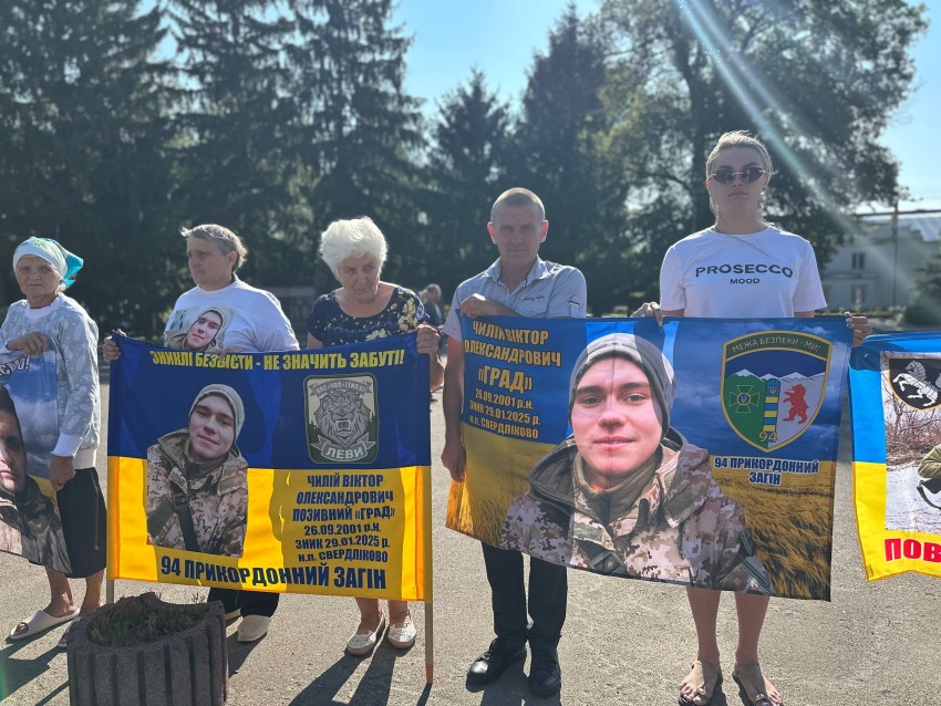 «Ми чекаємо. Ми не мовчимо»: у Помічній вийшли на акцію на підтримку полонених і зниклих безвісти захисників (ФОТО)