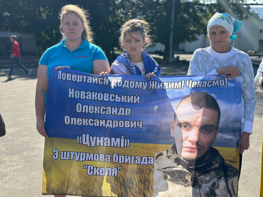 «Ми чекаємо. Ми не мовчимо»: у Помічній вийшли на акцію на підтримку полонених і зниклих безвісти захисників (ФОТО)