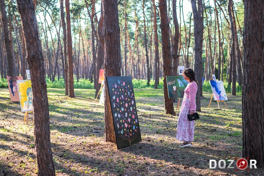Виставка просто неба і картини з міжнародною історією: у Кропивницькому відбулася арт-подія художниці Аліни Ліндау (ФОТО)