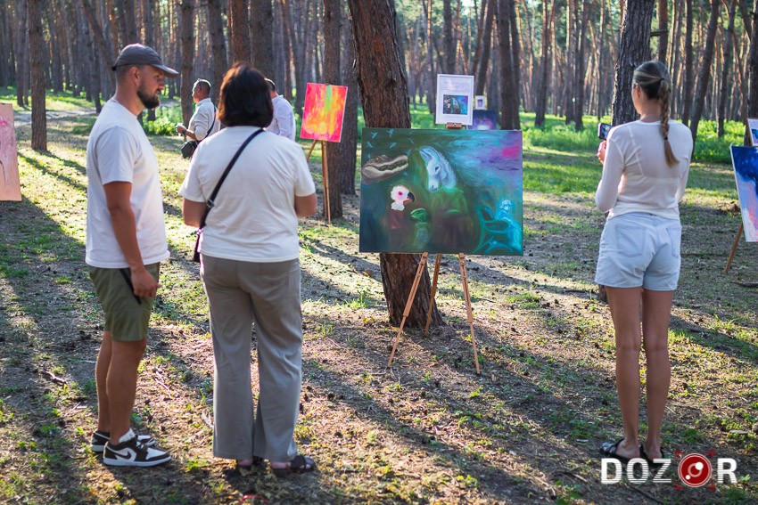 Виставка просто неба і картини з міжнародною історією: у Кропивницькому відбулася арт-подія художниці Аліни Ліндау (ФОТО)