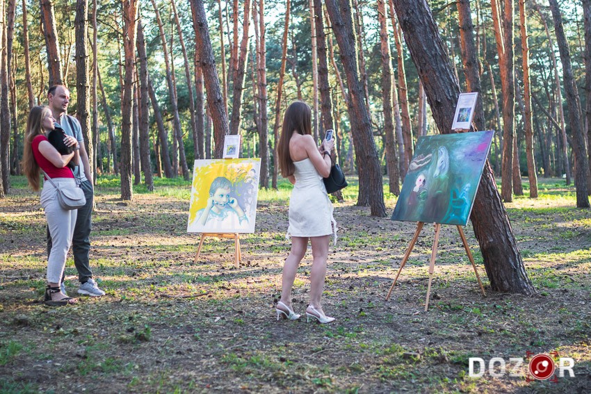 Виставка просто неба і картини з міжнародною історією: у Кропивницькому відбулася арт-подія художниці Аліни Ліндау (ФОТО)
