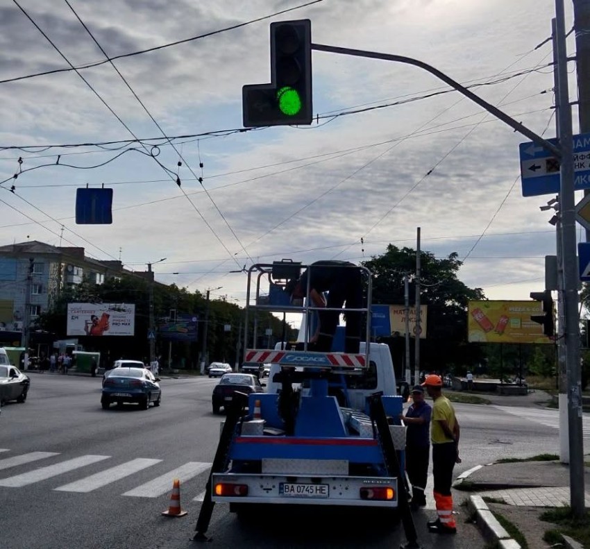 У Кропивницькому перевіряють світлофори та оновлюють розмітку біля навчальних закладів