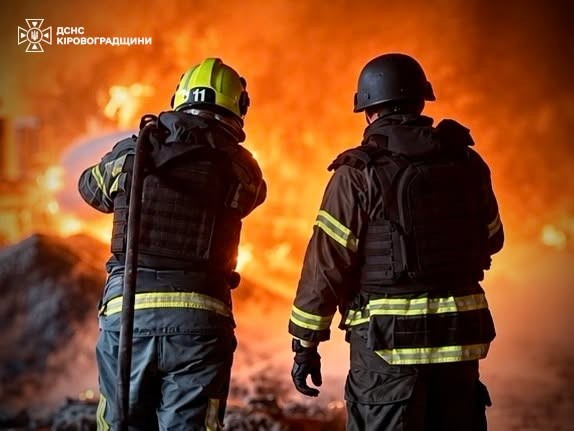 Пожежі на трьох локаціях і загиблі: що відомо про атаку на Олександрійський район